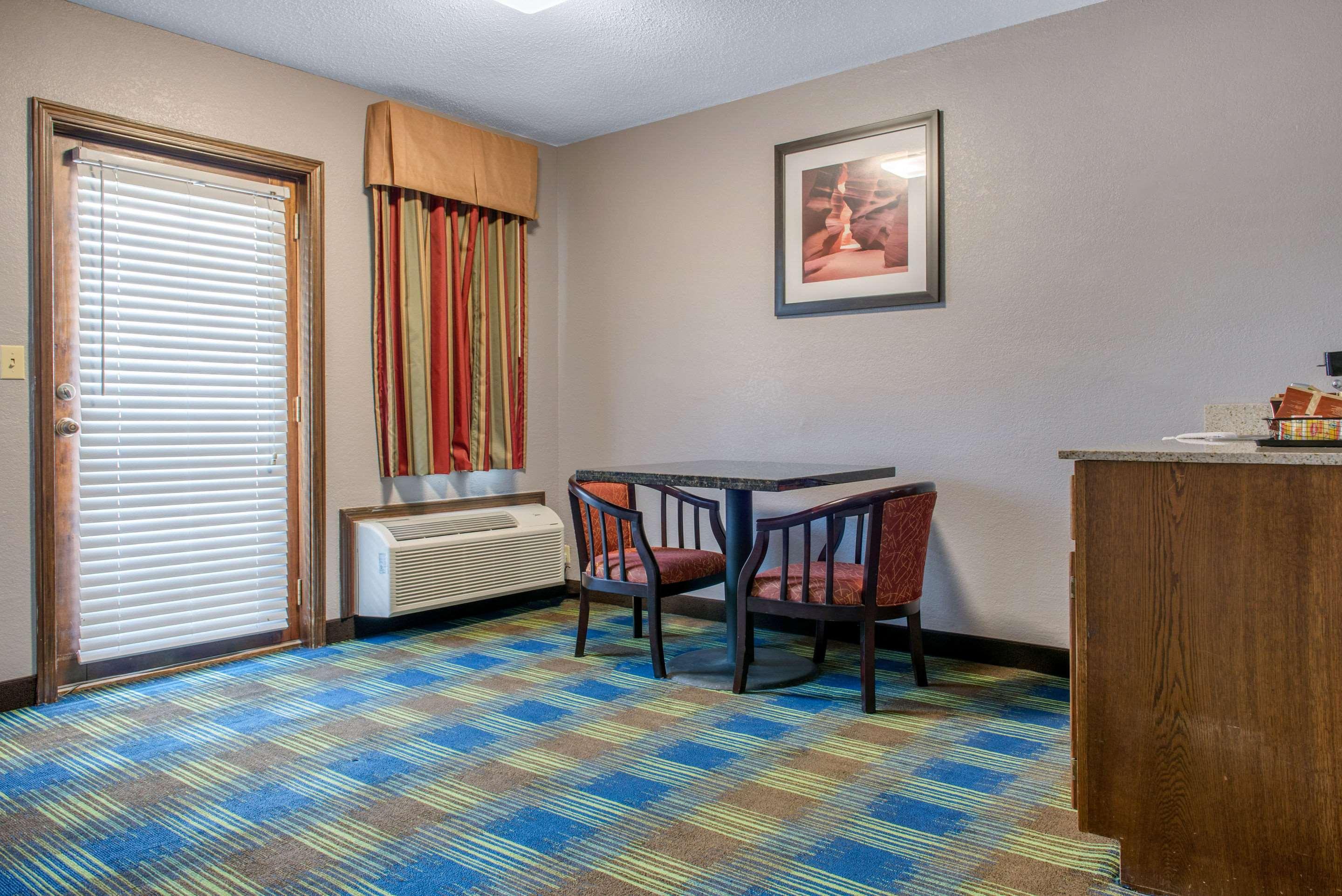 Quality Inn & Suites Bedford West Exterior foto