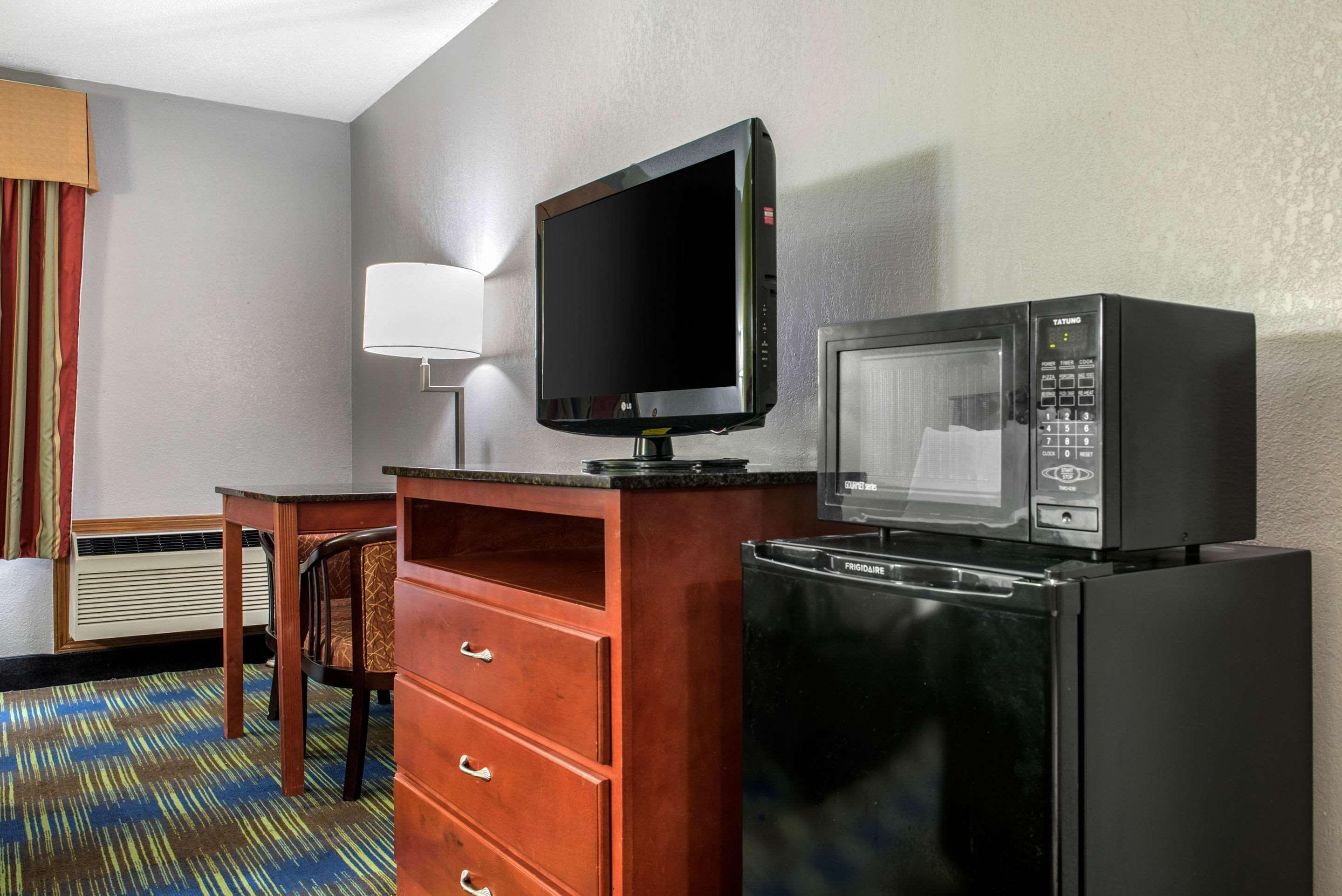 Quality Inn & Suites Bedford West Exterior foto
