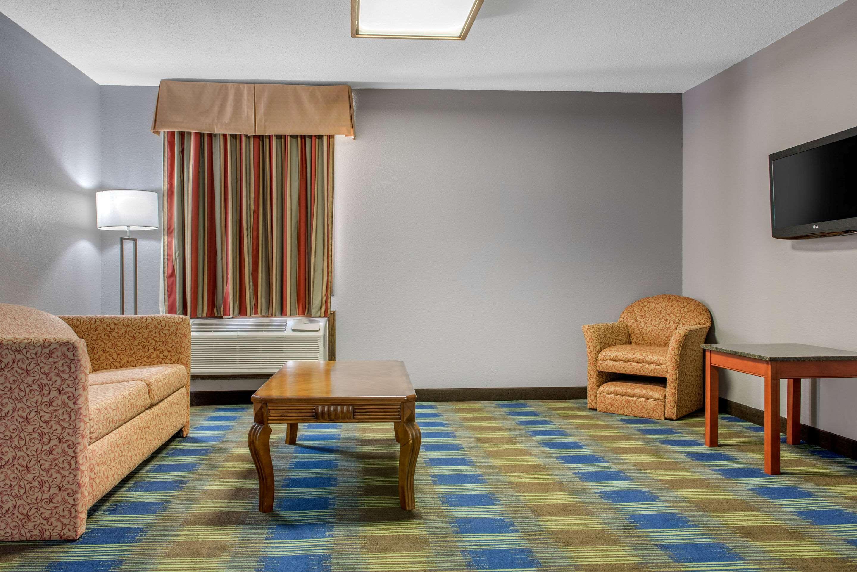 Quality Inn & Suites Bedford West Exterior foto