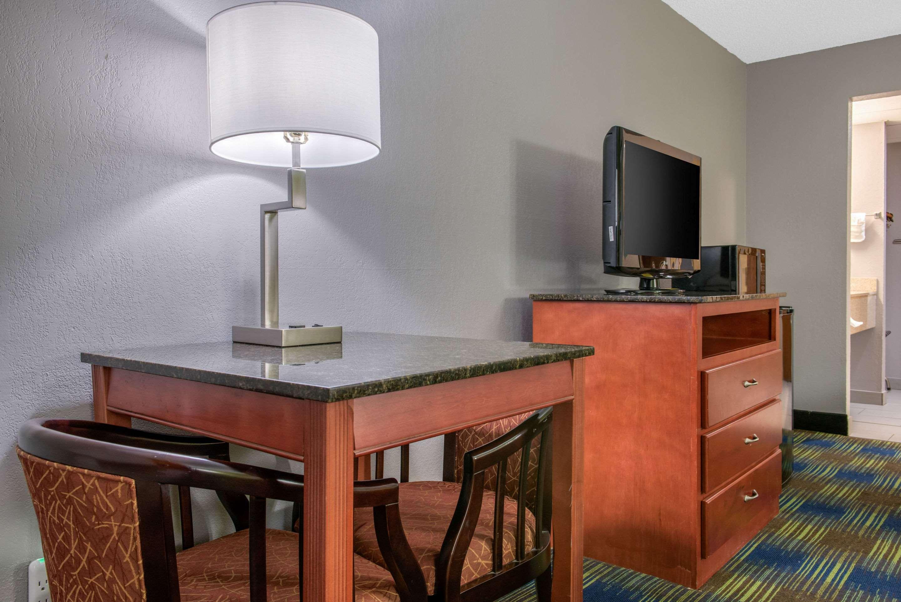 Quality Inn & Suites Bedford West Exterior foto