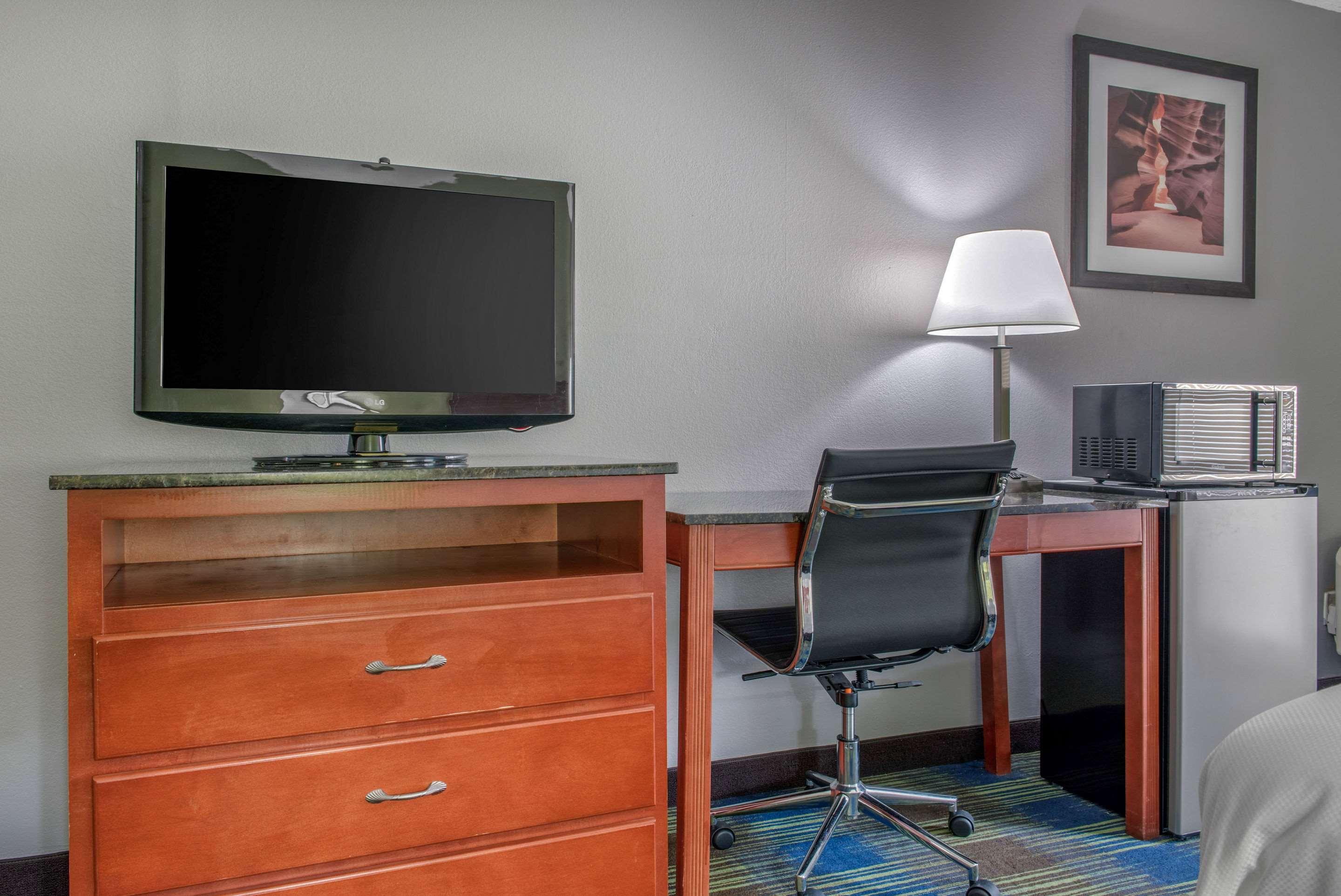 Quality Inn & Suites Bedford West Exterior foto