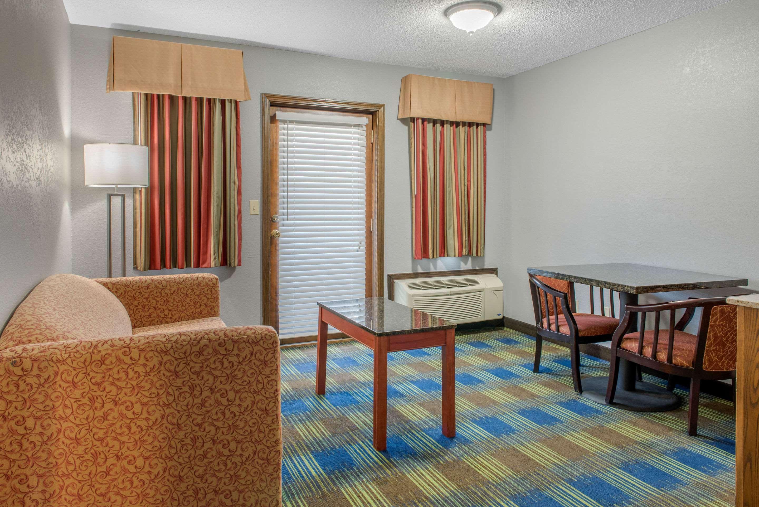 Quality Inn & Suites Bedford West Exterior foto