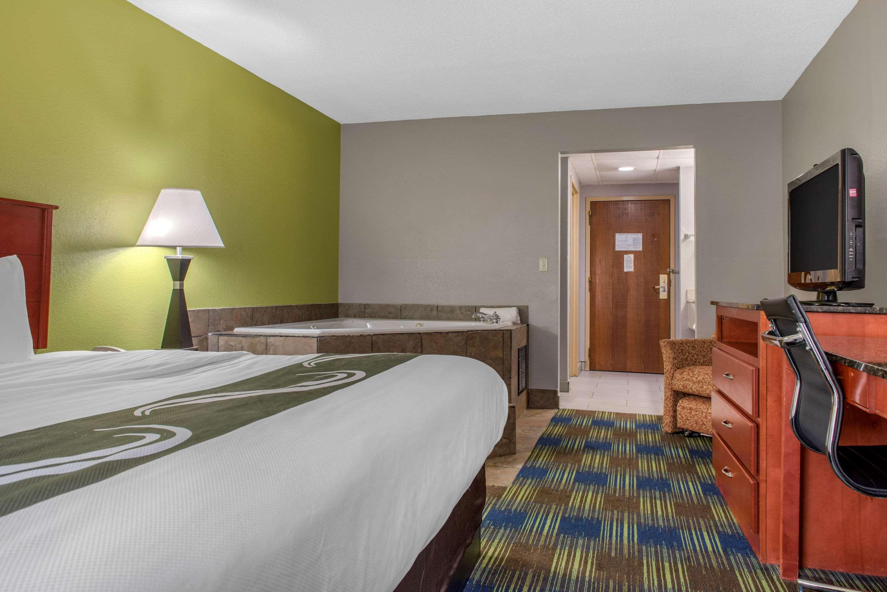 Quality Inn & Suites Bedford West Exterior foto