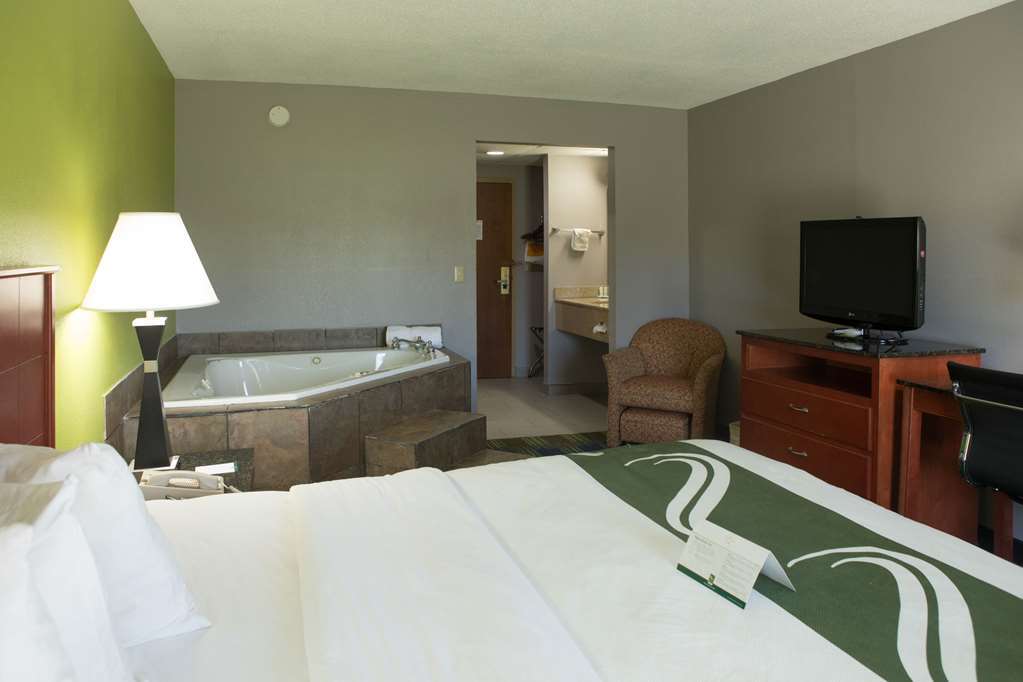 Quality Inn & Suites Bedford West Zimmer foto